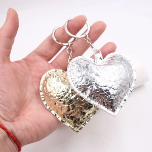 Portachiavi a cuore in pelle imbottita metallizzata, finiture oro e argento