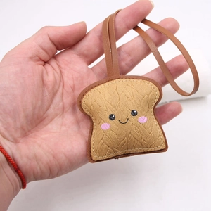 Ciondolo in pelle a forma di toast marrone con faccina sorridente e cinturino
