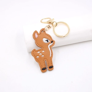 Porte-clés biche en cuir avec broderie de cœur et fermoir mousqueton doré brillant