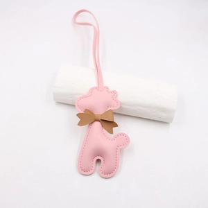 Détail du pendentif de sac girafe en cuir rose avec coutures fines et nœud marron élégant