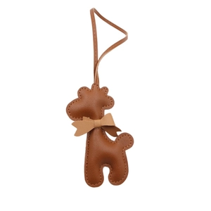 Porte-clés girafe en cuir marron avec nœud crème et lanière de suspension longue