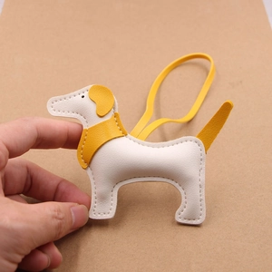 Simpatico Ciondolo da Borsa in Ecopelle a Forma di Bassotto con Cuciture a Contrasto per Borse e Zaini Decorazione Donna