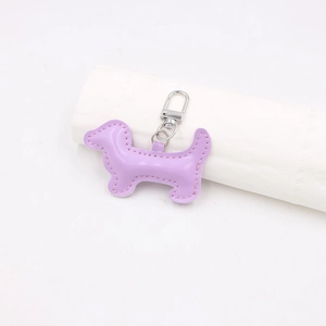 Détail du porte-clés teckel en cuir violet clair avec crochet métallique argenté