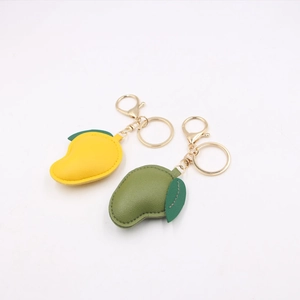 Porte-clés mangue artisanaux en similicuir jaune et vert avec anneaux dorés brillants