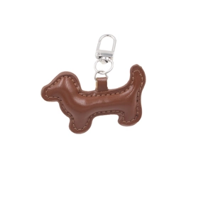 Porte-clés teckel en cuir marron avec fermoir mousqueton argenté sur fond blanc épuré