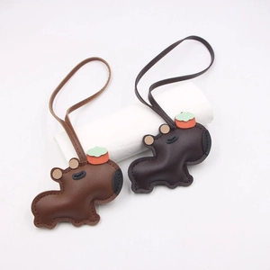 Porte-clés Capybara en cuir marron fait main avec détail de feuille orange et lanière