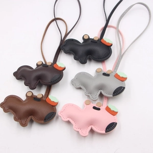 Pendentifs de sac Capybara en cuir de cinq couleurs avec de longues lanières