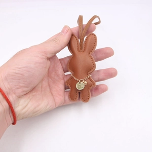 Hasenanhänger aus braunem Leder mit goldener Kette und sichtbaren Nähten für Taschen