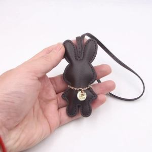 Dunkelbrauner Lederhase-Schlüsselanhänger mit Goldkette und Ziernähten