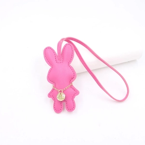 Nahaufnahme des rosa Leder-Hasen-Taschenanhängers mit feiner Naht und goldenem Anhänger