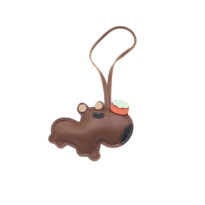 Porte-clés capybara en cuir marron avec breloque orange et lanière pour sac à main