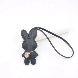 Detail eines schwarzen Kaninchen Leder-Taschenanhängers mit goldener Kette