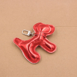 Pendentif chien en cuir PU rouge métallique avec couture blanche et fermoir argenté