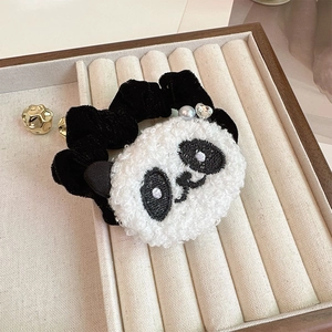 Dettaglio elastico panda in peluche con perla, strass a cuore e fascia in velluto