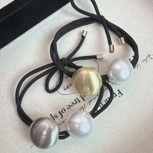 Élastiques à cheveux avec breloques perles en tons or, gris clair et gris foncé