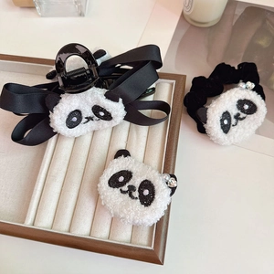 Dettaglio del set di fermacelli per capelli a panda in peluche con fiocco di raso e perle