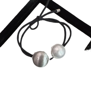 Élastique à cheveux avec perles en satin gris et ruban noir tressé sur présentoir