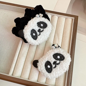 Pinza per capelli panda in peluche con fiocco in velluto nero e strass a forma di cuore