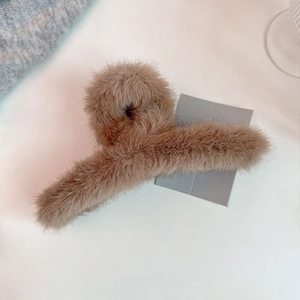 Detailansicht der weichen Kunstfell-Textur und der Feder am Winter-Haarclip in Beige