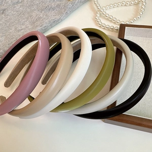 Close-up of French sponge headbands in various colors with a non-slip velvet inner lining