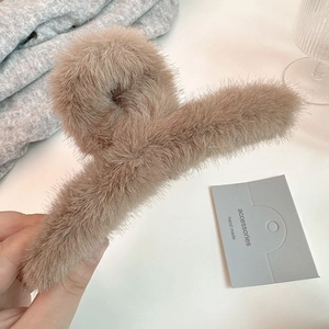 Detailansicht einer großen flauschigen Plüsch Haarklammer aus hellbraunem Kunstfell