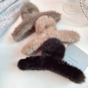 Dreiteiliges Set großer Plüsch-Haarklammern aus Kunstpelz in Braun, Beige und Schwarz