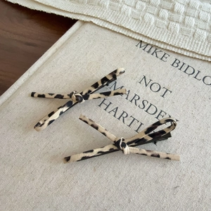 Elegant leopard print bow hair clips set for women with stylish leopard pattern design