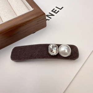 Fermaglio per capelli vintage in velluto marrone scuro con cristallo e perla bianca