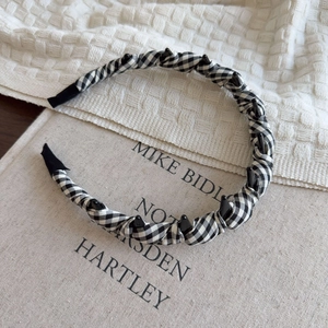 Classic black and white checkered fabric headband with non-slip teeth for voluminous hair