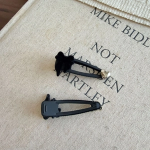 Set de barrettes à cheveux vintage en velours noir avec cœur argenté et mat