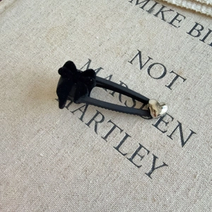 Barrette à cheveux Y2K avec nœud en velours noir, pendentif cœur argenté et strass