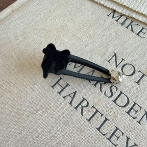Barrette Y2K avec nœud en velours noir, perles argentées et détails noirs mats