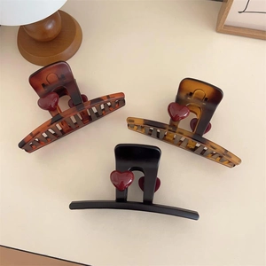 Set di tre mollette per capelli opache in nero e tartarugato con dettaglio cuore rosso