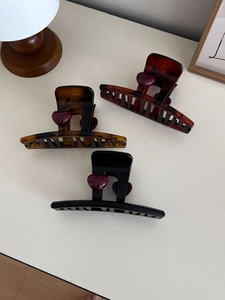 Dettaglio di grandi mollette per capelli opache con cuori rossi 3D in set da tre pezzi