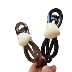 Elegantes Haarspangen-Set mit Herzmotiv in Schwarz und Dunkelbraun mit Glanzeffekt