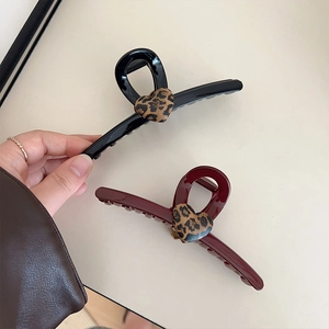 Grandes Pinces à Cheveux Cœur Imprimé Léopard Acrylique Pince Requin Élégante Accessoires de Coiffure pour Femmes