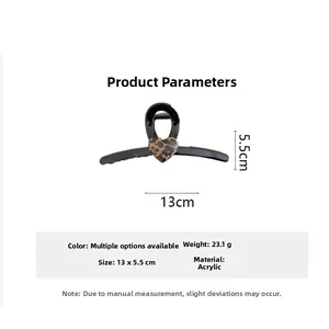 Détail de la grande pince à cheveux cœur léopard avec dimensions de 13cm sur 5,5cm