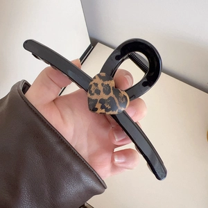 Grande pince à cheveux noire brillante élégante ornée d'un cœur léopard chic
