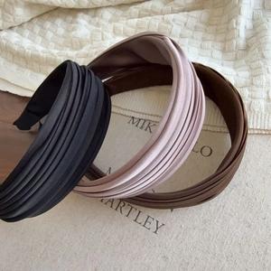 Drei plissierte Satin-Haarreifen in Schwarz, Rosa und Kaffee mit Schwammfüllung