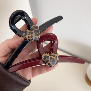 Détails des grandes pinces à cheveux léopard avec cœur en noir et rouge bordeaux