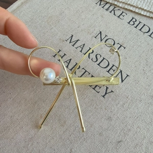 Barrette à cheveux élégante en métal doré avec perle blanche et strass brillants