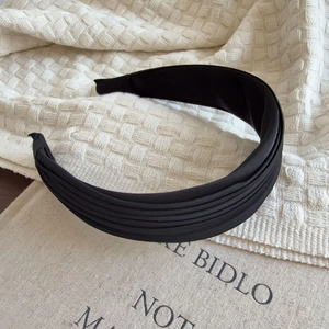 Eleganter schwarzer plissierter breiter Haarreif mit Satin-Textur für Volumen-Look