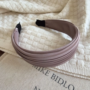 Eleganter breiter plissierter Satin-Haarreif in Altrosa für einen stilvollen Look