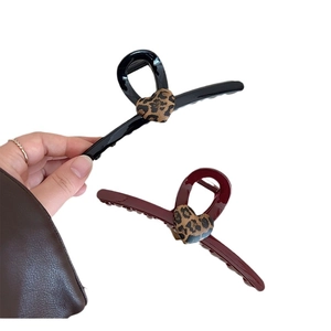 Pince à cheveux élégante avec cœur léopard noir et bordeaux pour coiffure féminine