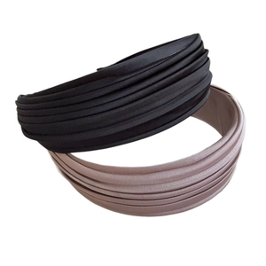 Elegante plissierte Satin-Haarbänder in Schwarz und Beige mit breitem gewebtem Design
