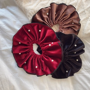 Detailaufnahme von Vintage Samt-Haargummis mit Perlen in den Farben Bordeaux, Braun und Schwarz
