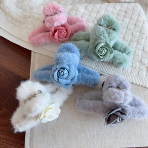 Pince à Cheveux en Peluche Camélia Automne Hiver Élégante Pince à Cheveux en Fausse Fourrure Rose pour Femmes Accessoires Cheveux Floraux