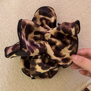 Double-layered leopard print scrunchie for ponytail with chic black edge design