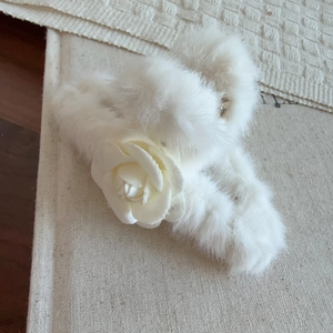 Pince à cheveux d'hiver en peluche blanche avec camélia pour cheveux épais