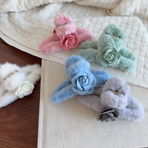 Pinces à cheveux élégantes en peluche camélia en cinq couleurs pour automne hiver